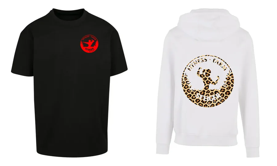Schwarzes T-Shirt mit rotem Fitness-Farm-Logo und weißer Zip-Hoodie mit Leoparden-Logo auf dem Rücken
