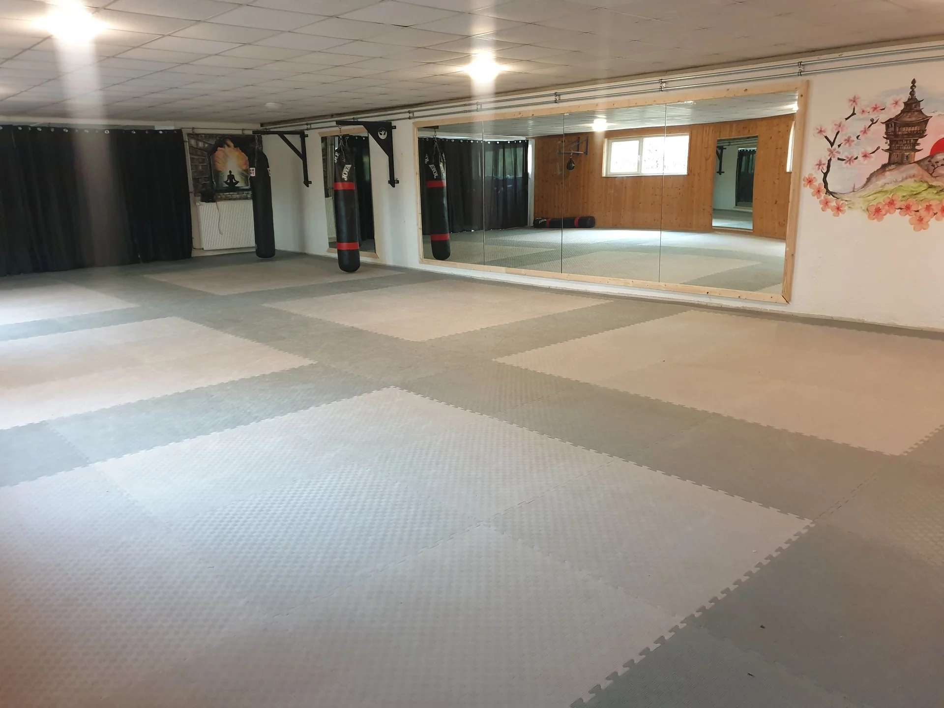 Kursraum mit Mattenfläche in der Fitness Farm Steiger, Bessenbach