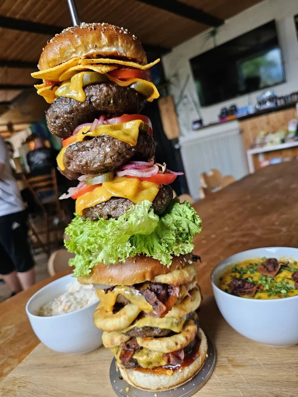 Burger Challenge „Turm des Todes“ in der Fitness Farm Steiger
